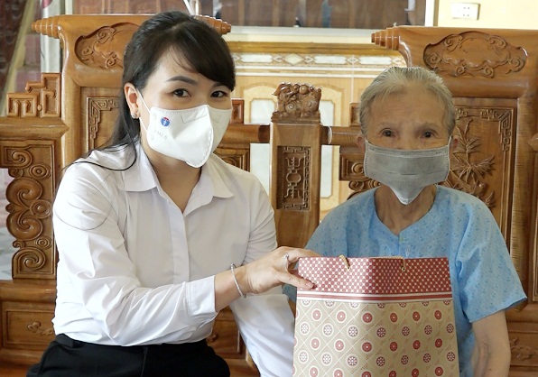 Huyện Sơn Dương tặng quà cho người cao tuổi tiêu biểu nhân kỷ niệm Ngày Quốc tế Người cao tuổi 1-10.