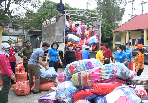 Huyện Sơn Dương quyên góp được 17 tấn gạo và nhiều nhu yếu phẩm ủng hộ huyện Lâm Bình