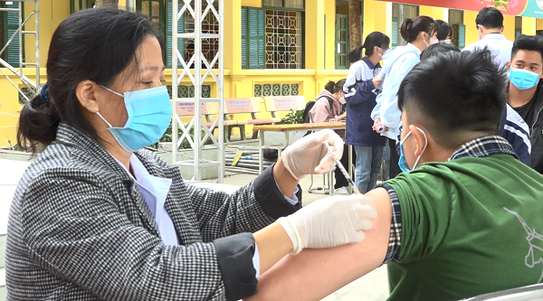 Huyện Sơn Dương tiêm vắc xin phòng Covid-19 cho người từ 12 đến 18 tuổi