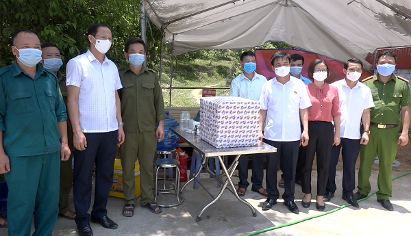 Chủ tịch Ủy Ban MTTQ tỉnh Nguyễn Hưng Vượng thăm, tặng quà chốt kiểm soát dịch Covid-19 xã Tam Đa, Phú Lương