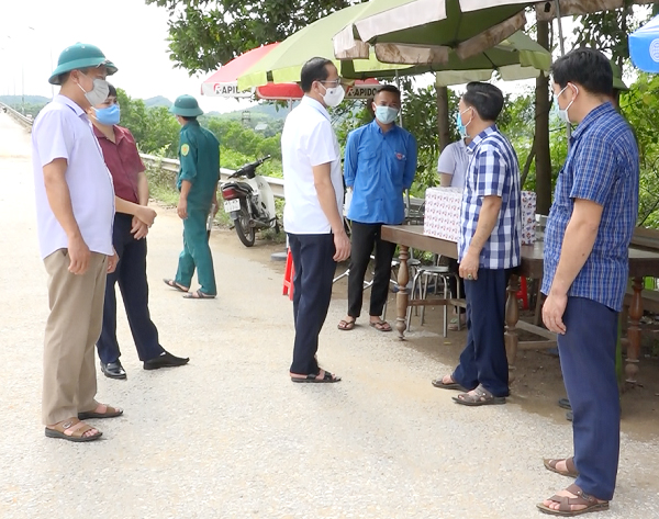 Chủ tịch UBND huyện Giang Tuấn Anh tặng quà các chốt kiểm tra y tế phòng, chống dịch Covid-19