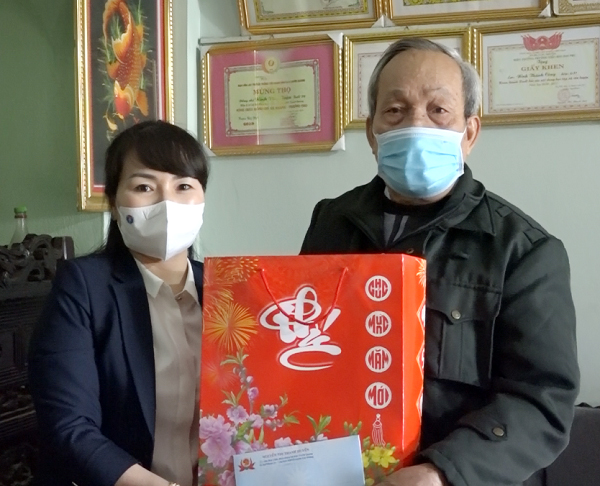 Bí thư Huyện uỷ Nguyễn Thị Thanh Huyền thăm, tặng quà tết gia đình chính sách, người cao tuổi xã Đại Phú