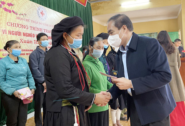 Đồng chí Bí thư Tỉnh ủy Chẩu Văn Lâm trao quà Tết cho người nghèo và nạn nhân chất độc da cam xã Ninh Lai