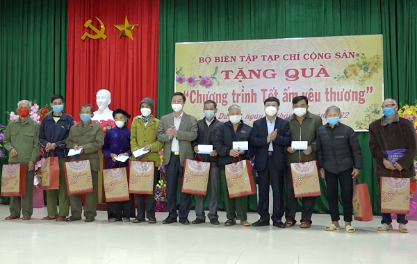 Tạp chí Cộng sản tặng 100 suất quà cho hộ nghèo xã Tân Thanh