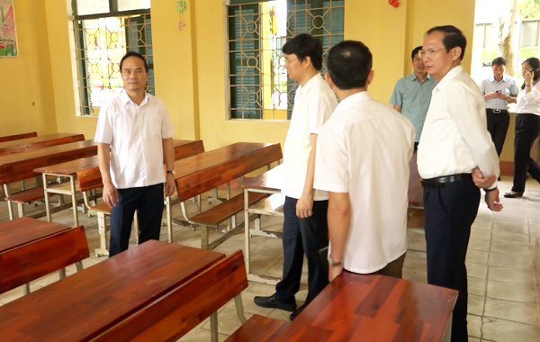 Đồng chí Phó Chủ tịch UBND tỉnh Hoàng Việt Phương kiểm tra công tác chuẩn bị thi tốt nghiệp THPT tại trường THPT Sơn Dương