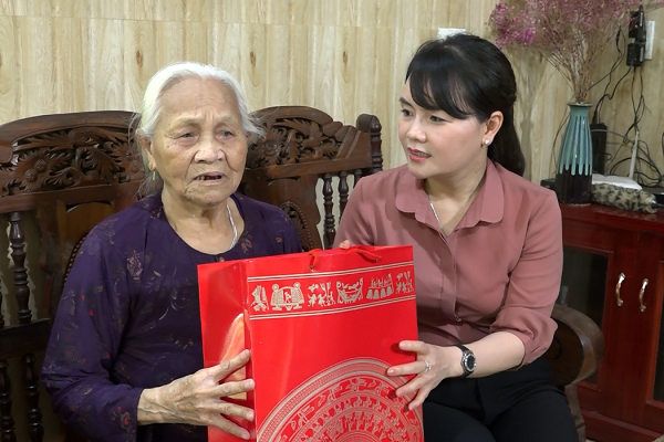 Bí thư Huyện uỷ Nguyễn Thị Thanh Huyền tặng quà nhân dịp 27-7