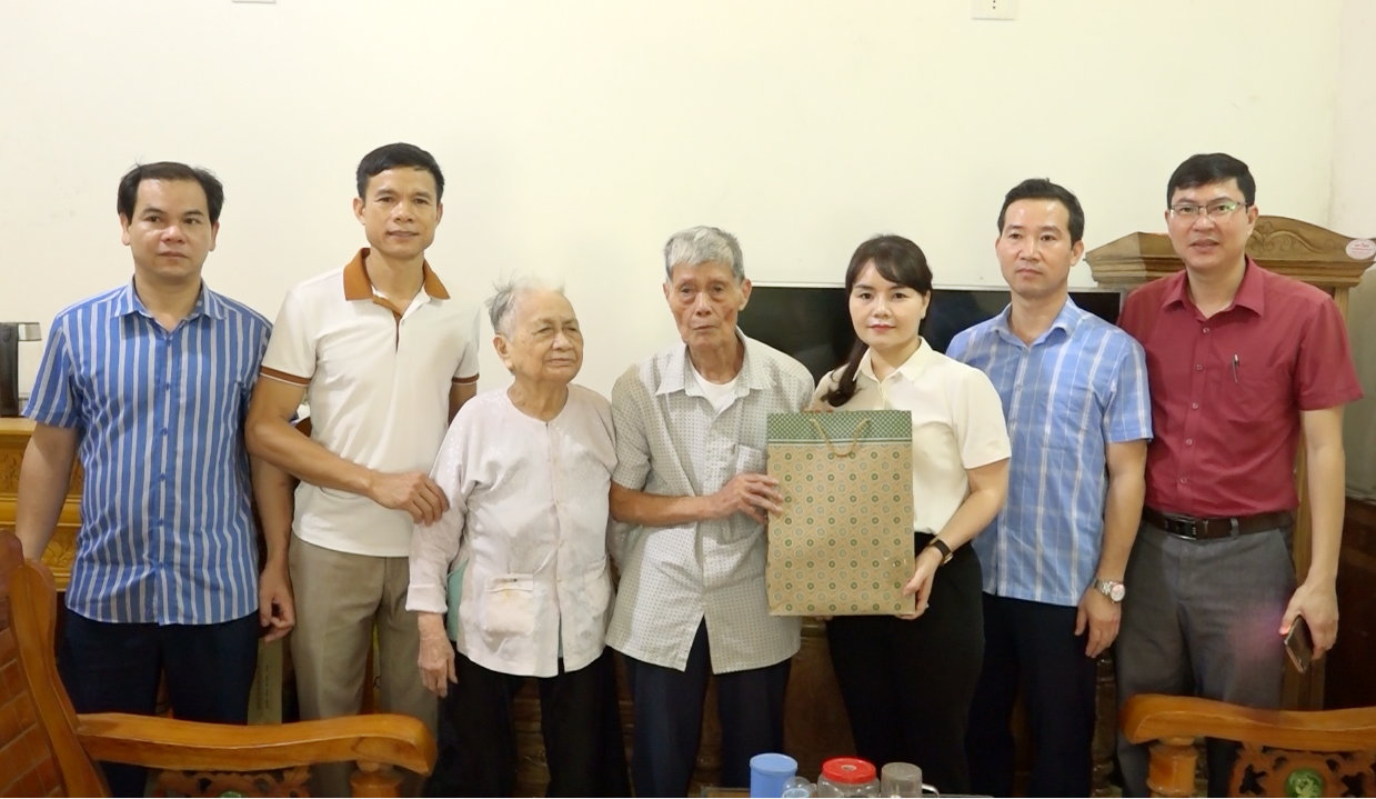 Các đồng chí Lãnh đạo huyện thăm và tặng quà Người Cao tuổi tiêu biểu năm 2022