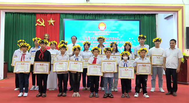 Sơn Dương tuyên dương 333 giáo viên, học sinh có thành tích xuất sắc năm học 2022 - 2023.mp4