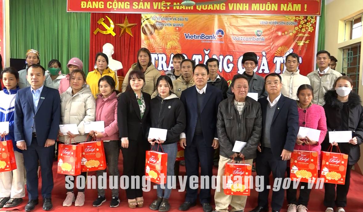 Lãnh đạo Sở Kế hoạch và Đầu tư thăm và chúc thọ người cao tuổi huyện Sơn Dương