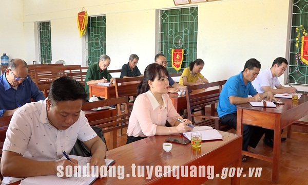Đồng chí Bí thư Huyện ủy Nguyễn Thị Thanh Huyền dự sinh hoạt tại chi bộ thôn Đèo Mon, Kháng Nhật