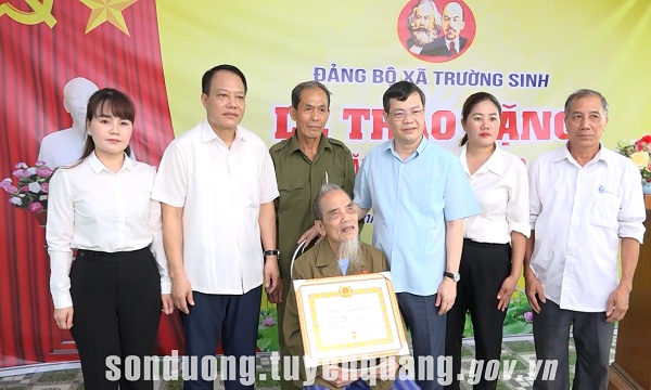 Chủ tịch UBND tỉnh Nguyễn Văn Sơn trao huy hiệu đảng tại xã Trường Sinh