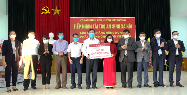 Agribank hỗ trợ 300 triệu đồng xây dựng nhà văn hóa thôn Đồng Mụng