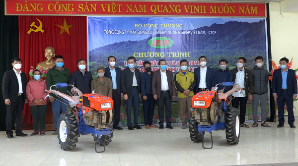 Công đoàn ngành Công Thương Việt Nam tặng quà cho gia đình có hoàn cảnh khó khăn xã Minh Thanh