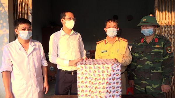 Chủ tịch UBND huyện Giang Tuấn Anh thăm, tặng quà tại chốt kiểm soát xã Sơn Nam, Hợp Thành