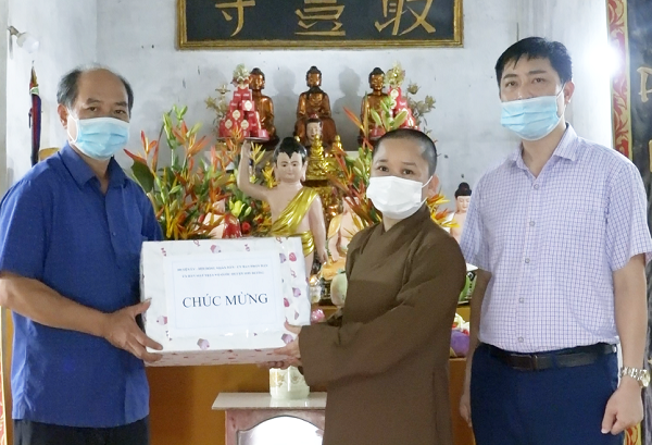 Lãnh đạo huyện Sơn Dương thăm, tặng quà nhân dịp Lễ Phật đản năm 2021