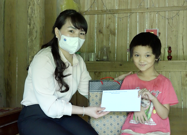 Lãnh đạo huyện Sơn Dương tặng quà Tết Trung thu cho trẻ em