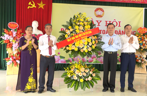 Đồng chí Nguyễn Mạnh Tuấn, Phó Chủ tịch UBND tỉnh dự Ngày hội Đại đoàn kết tại thị trấn Sơn Dương