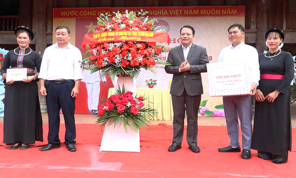 Đồng chí Vân Đình Thảo, Giám đốc Sở Kế hoạch và Đầu tư dự Ngày hội đại đoàn kết tại thôn Tân Lập xã Tân Trào
