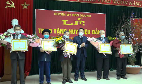 Đồng chí Vân Đình Thảo, Giám đốc Sở Kế hoạch và Đầu tư trao Huy hiệu Đảng tại huyện Sơn Dương