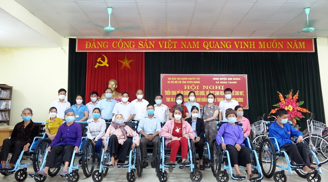 Trao tặng quà cho người khuyết tật trên địa bàn xã Minh Thanh