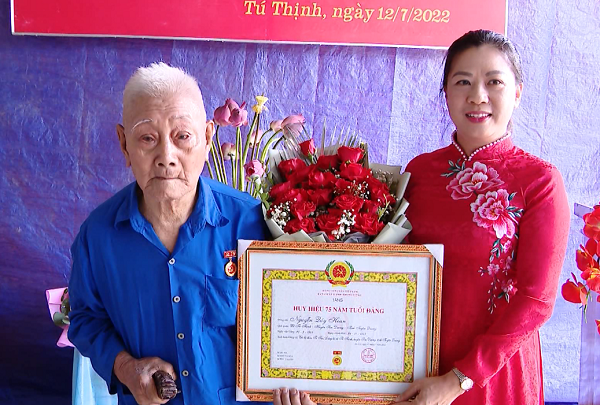 Đồng chí Phó Bí thư Thường trực Tỉnh ủy trao Huy hiệu Đảng cho đảng viên cao tuổi huyện Sơn Dương