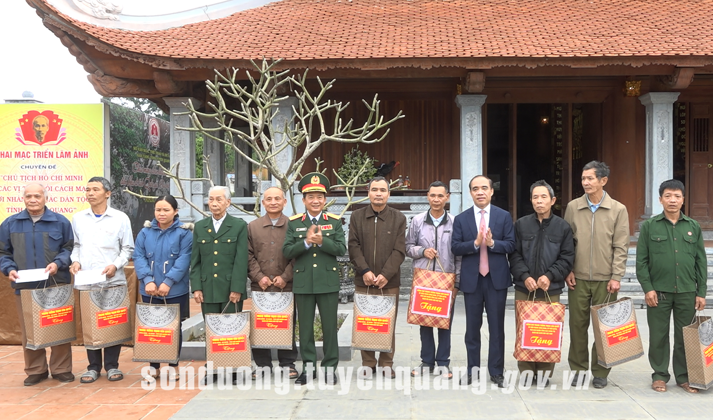 Đoàn Tổng cục Chính trị tặng quà gia đình chính sách tại Tân Trào