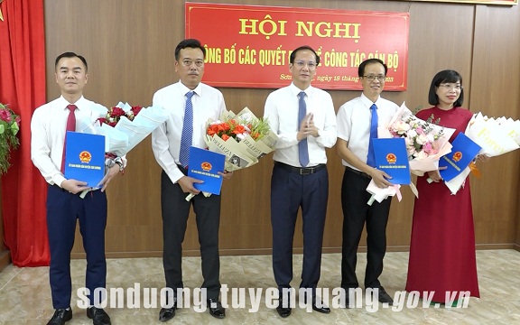 Huyện Sơn Dương công bố các Quyết định về công tác cán bộ