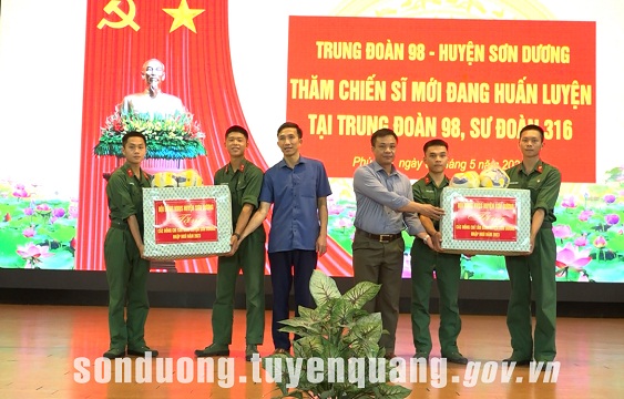Huyện Sơn Dương thăm, động viên chiến sỹ mới tại các đơn vị nhận quân năm 2023