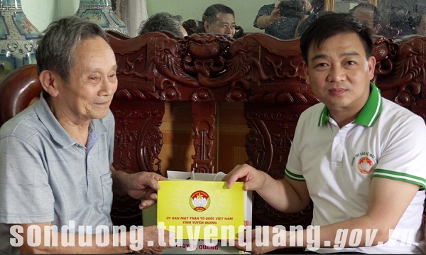 Đồng chí Nguyễn Hưng Vượng tặng quà người cao tuổi tiêu biểu huyện Sơn Dương