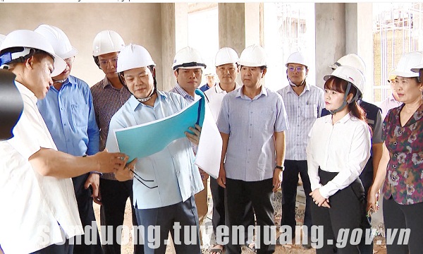 Chủ tịch UBND tỉnh Nguyễn Văn Sơn kiểm tra tiến độ giải ngân vốn đầu tư công và công tác chuẩn bị năm học mới tại Sơn Dương